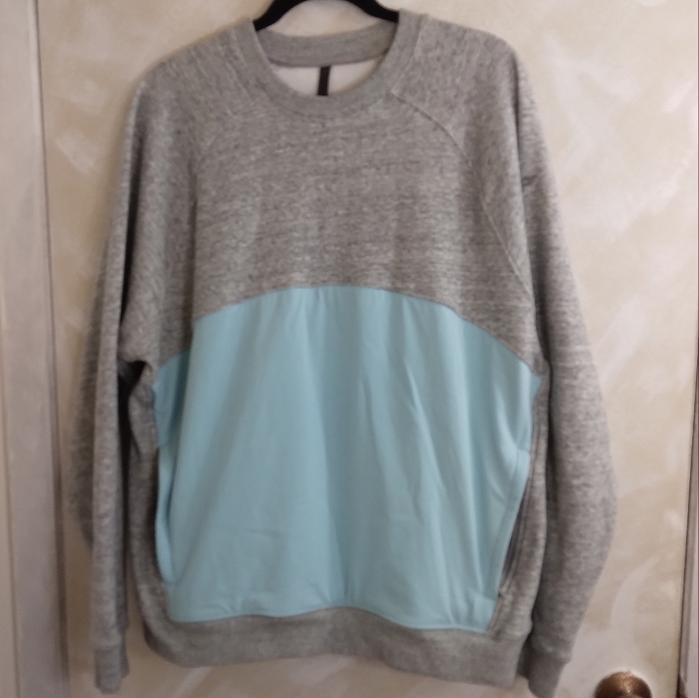 The Go-To Crew Special Edition Blue Grey Crew neck Zippered Pockets Sweatshirt